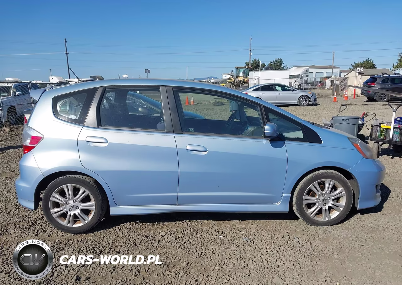 2010 Honda Fit Sport VIN:JHMGE8H44AC000863 - 13