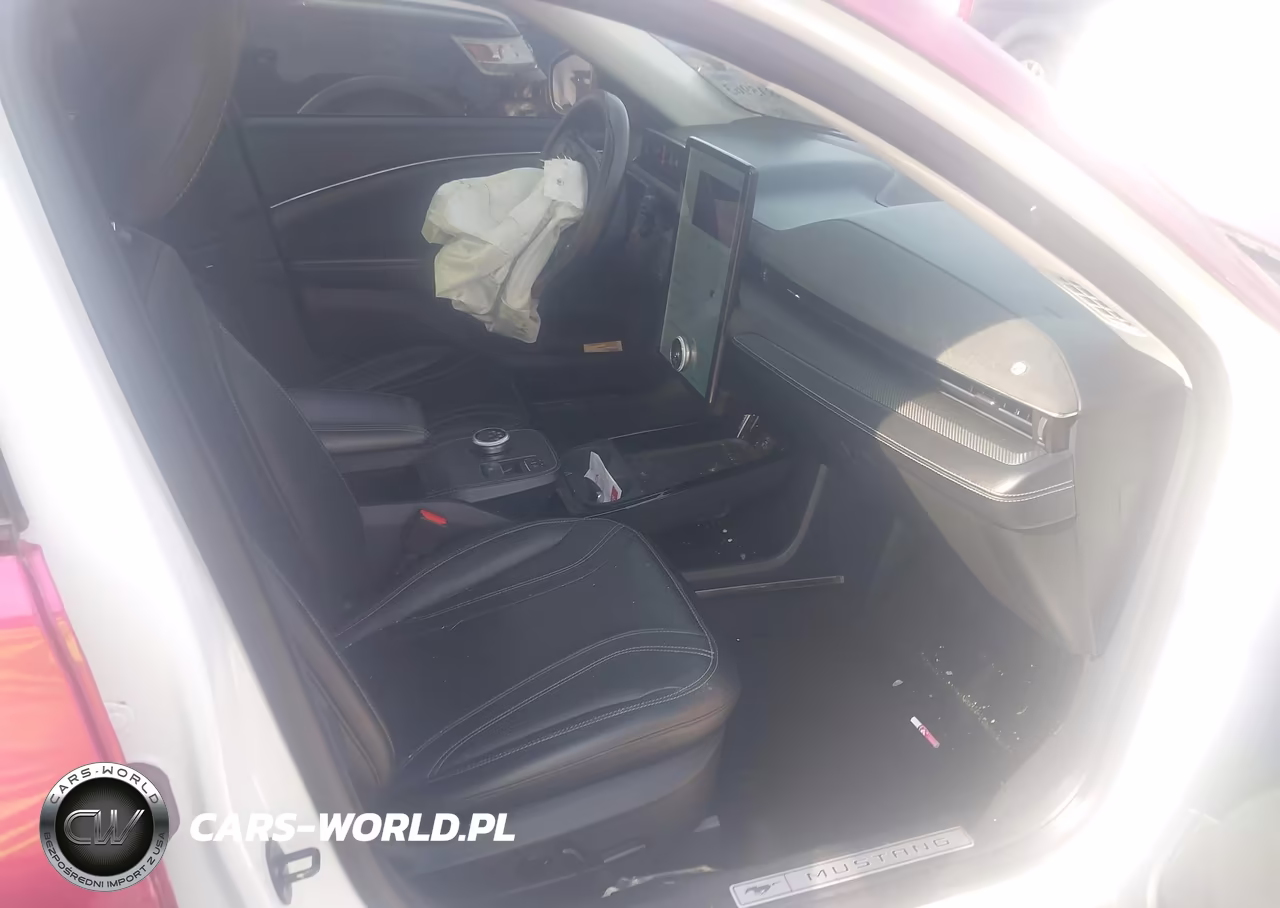 2022 Ford Mustang Mach-E Premium VIN:3FMTK3SU1NMA26633 - 5