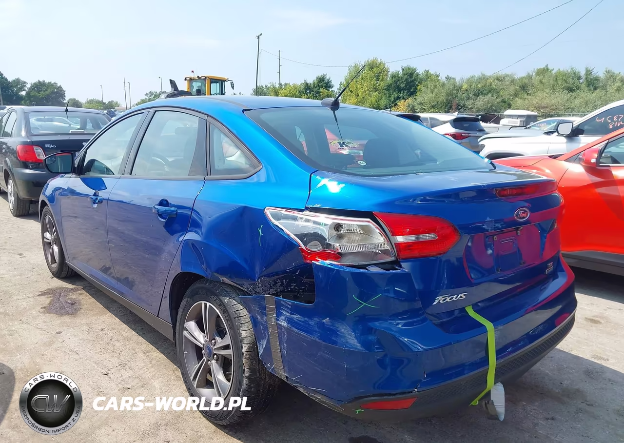 2018 Ford Focus Se VIN:1FADP3FE7JL215592 - 3