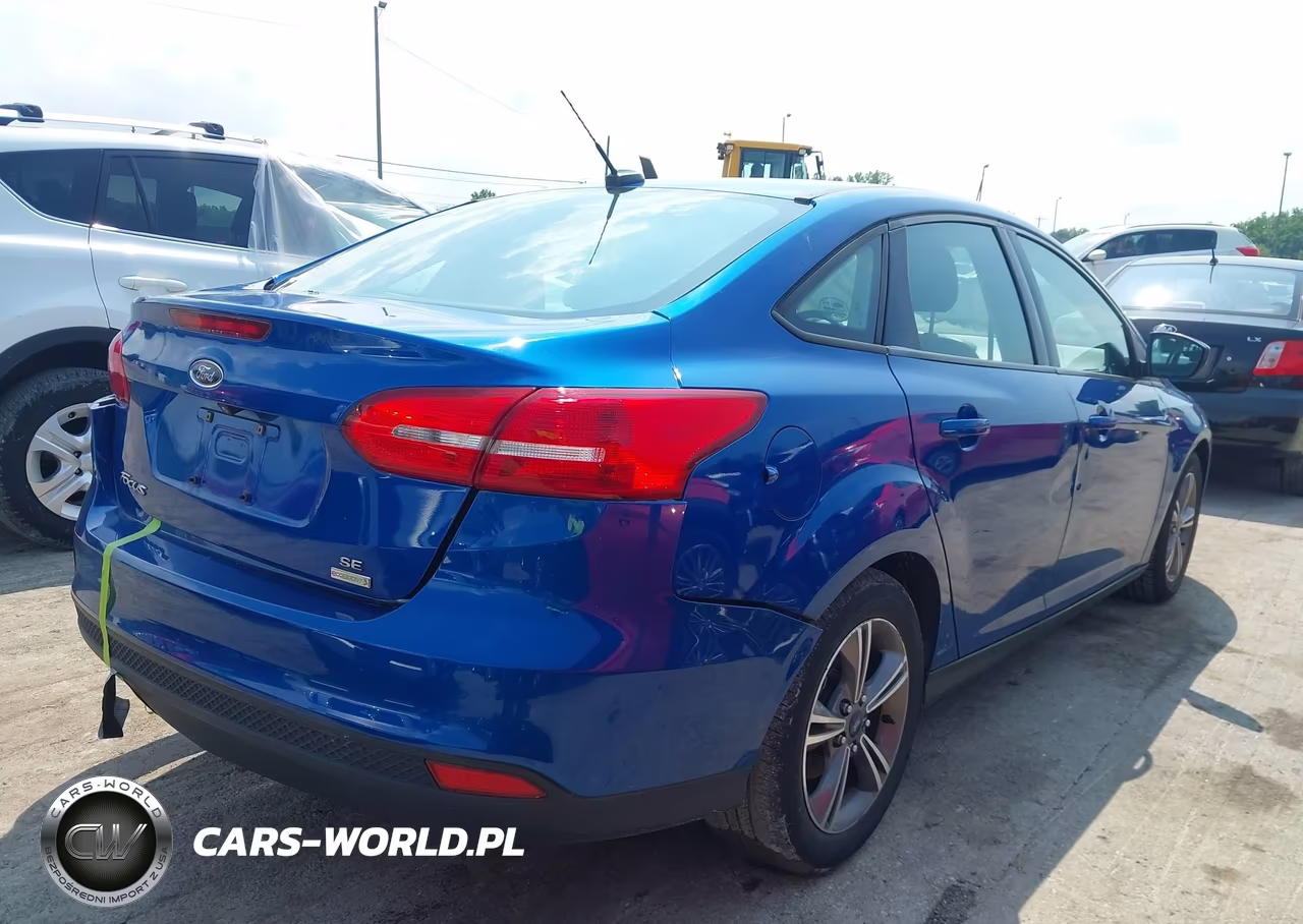 2018 Ford Focus Se VIN:1FADP3FE7JL215592 - 4