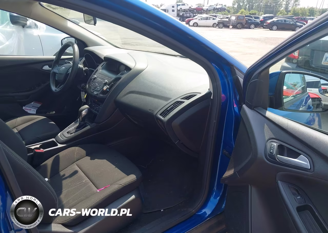2018 Ford Focus Se VIN:1FADP3FE7JL215592 - 5