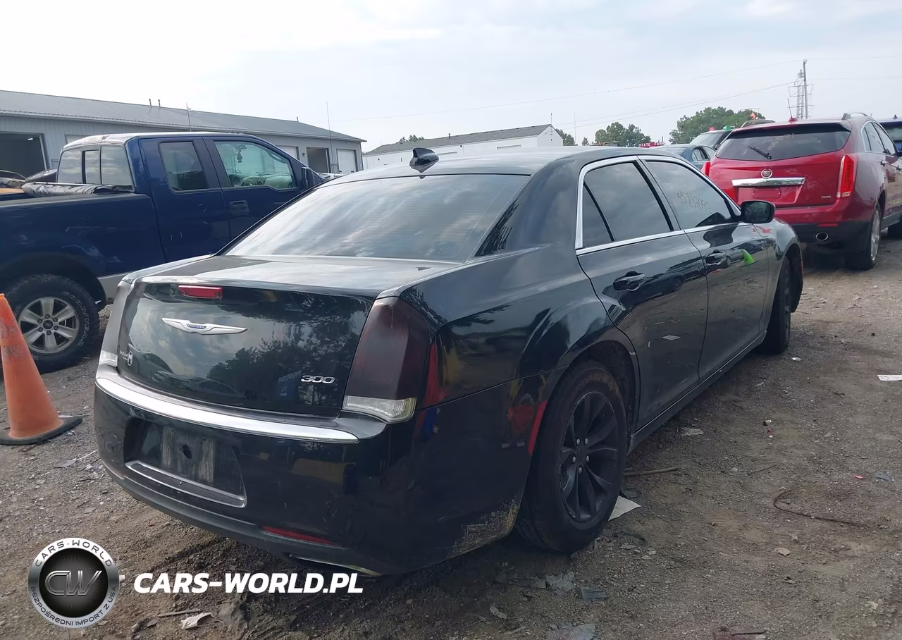 2019 Chrysler 300 Touring VIN:2C3CCAAG8KH601696 - 4