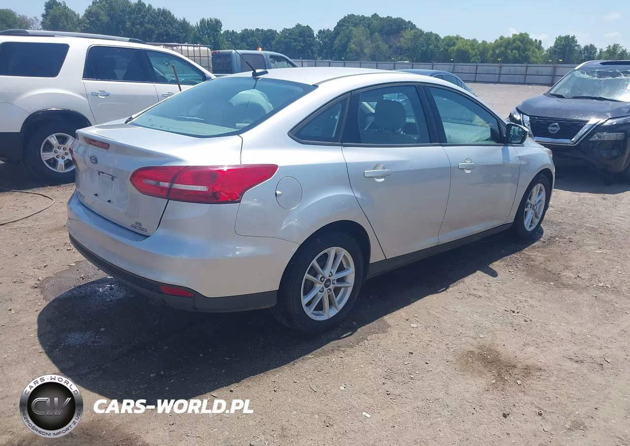 2015 Ford Focus Se VIN:1FADP3F24FL304405 - 4