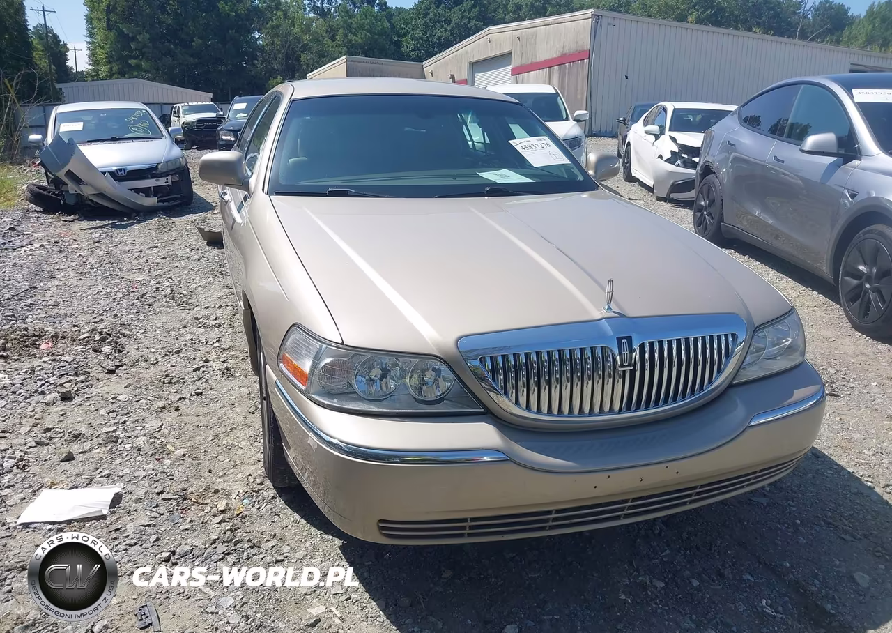 2005 Lincoln Town Car Signature Limited