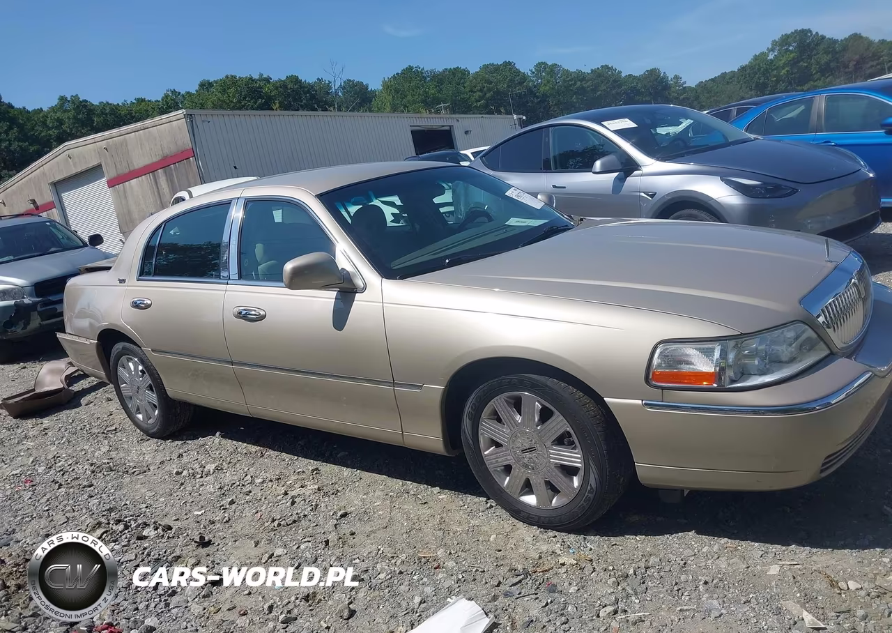 2005 Lincoln Town Car Signature Limited VIN:1LNHM82W35Y659475 - 13