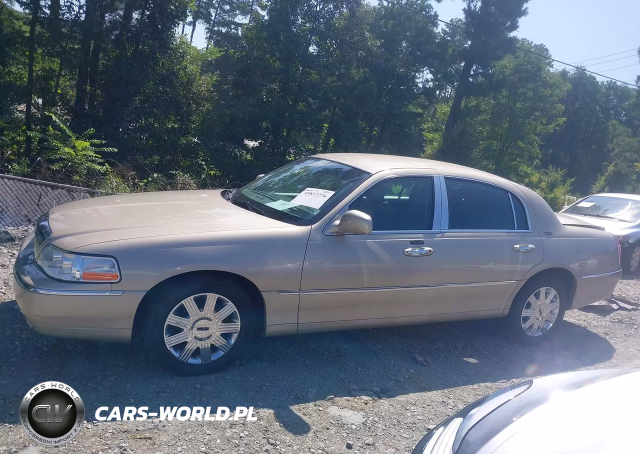 2005 Lincoln Town Car Signature Limited VIN:1LNHM82W35Y659475 - 14