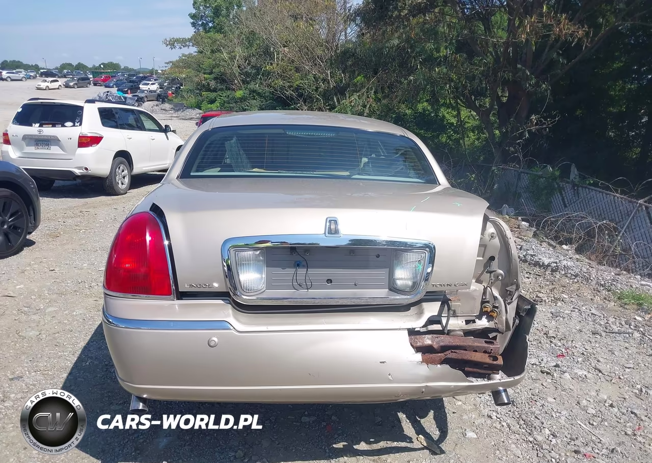 2005 Lincoln Town Car Signature Limited VIN:1LNHM82W35Y659475 - 16