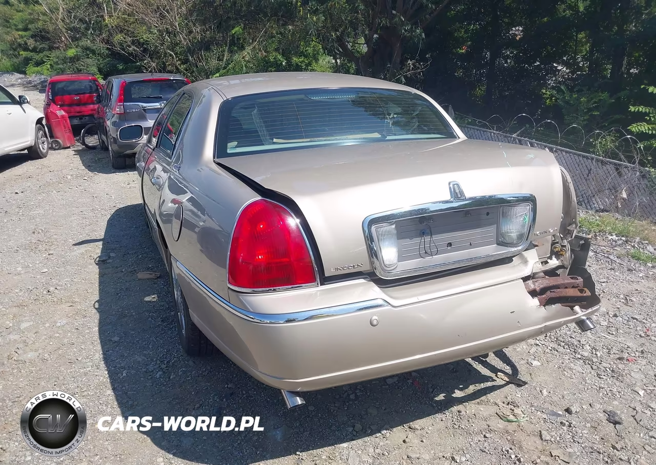 2005 Lincoln Town Car Signature Limited VIN:1LNHM82W35Y659475 - 3