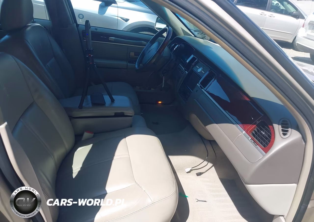 2005 Lincoln Town Car Signature Limited VIN:1LNHM82W35Y659475 - 5