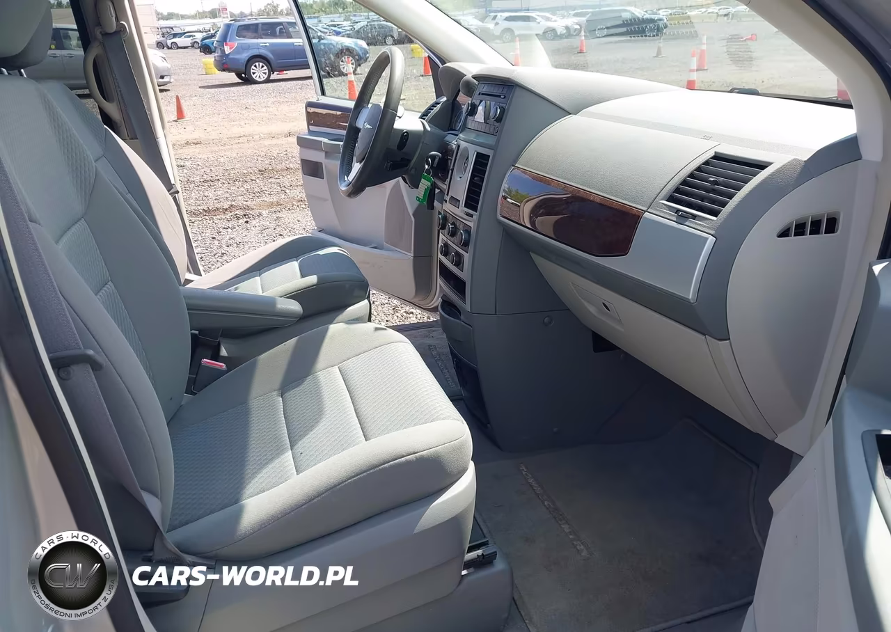 2010 Chrysler Town & Country Touring VIN:2A4RR5D13AR138064 - 5