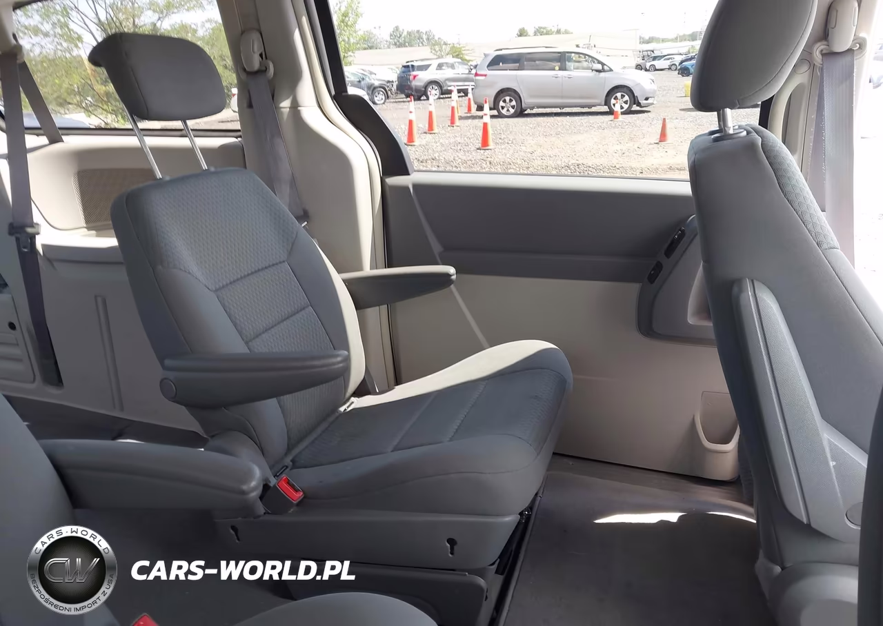 2010 Chrysler Town & Country Touring VIN:2A4RR5D13AR138064 - 8