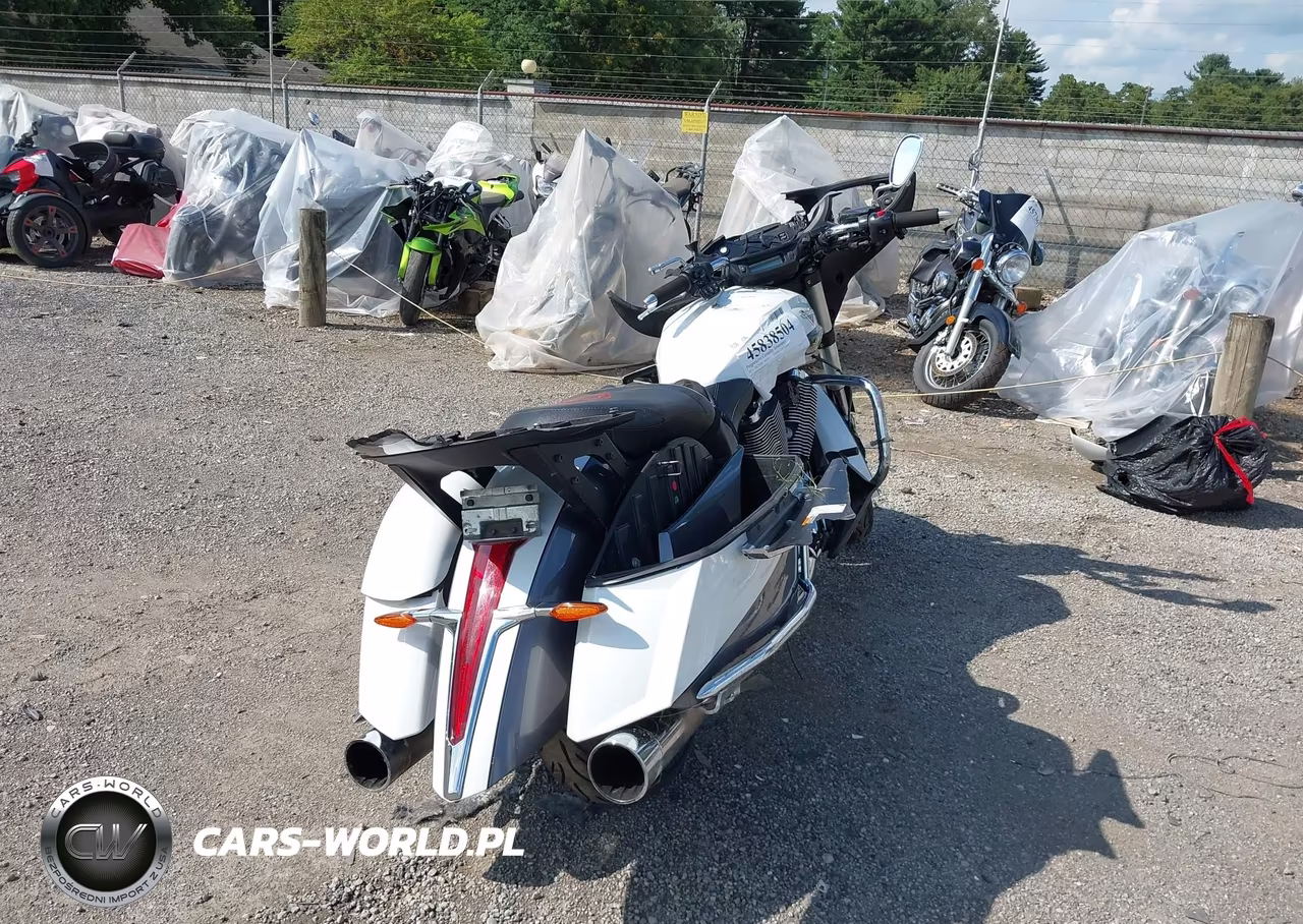 2015 Victory Motorcycles Cross Country Tour VIN:5VPTW36N8F3041615 - 4