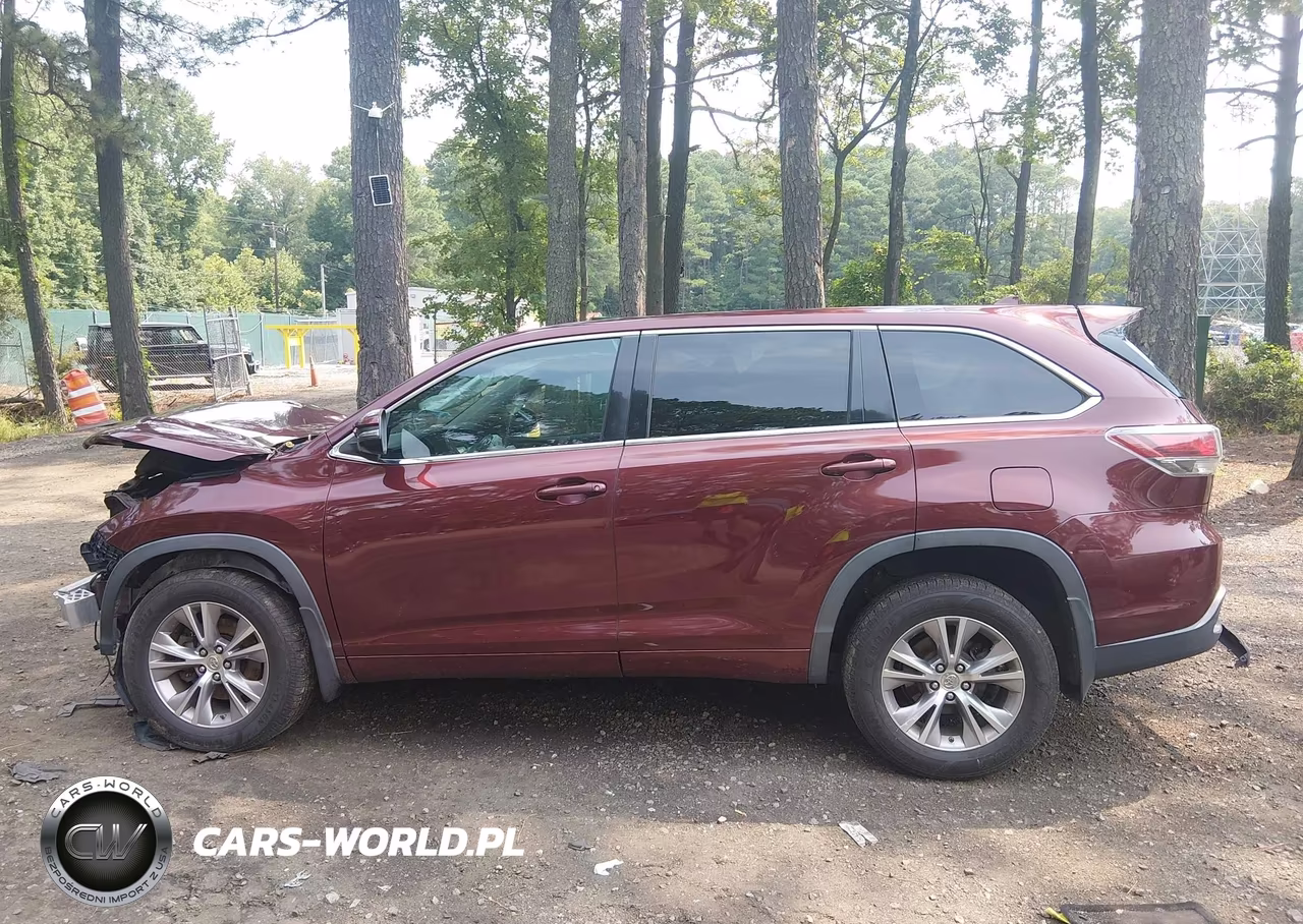 2015 Toyota Highlander Le Plus V6 VIN:5TDBKRFH7FS083923 - 14