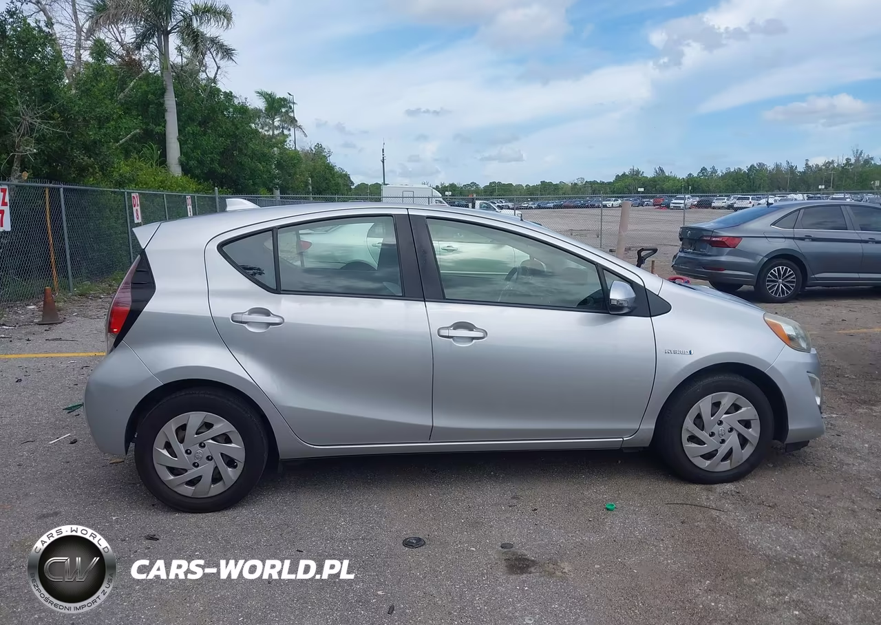 2016 Toyota Prius C One VIN:JTDKDTB36G1127085 - 13