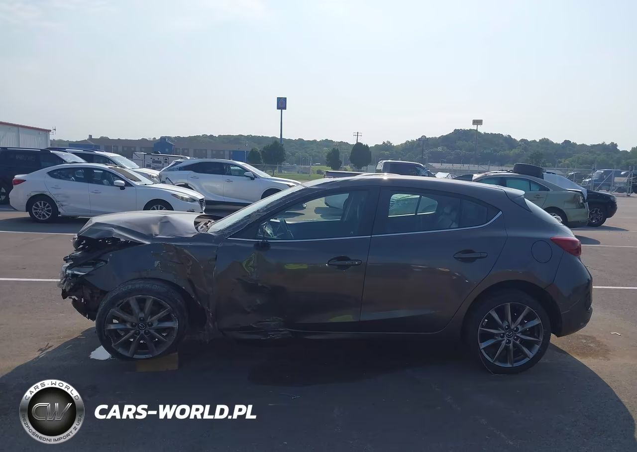2018 Mazda Mazda3 Grand Touring VIN:3MZBN1M3XJM165392 - 13