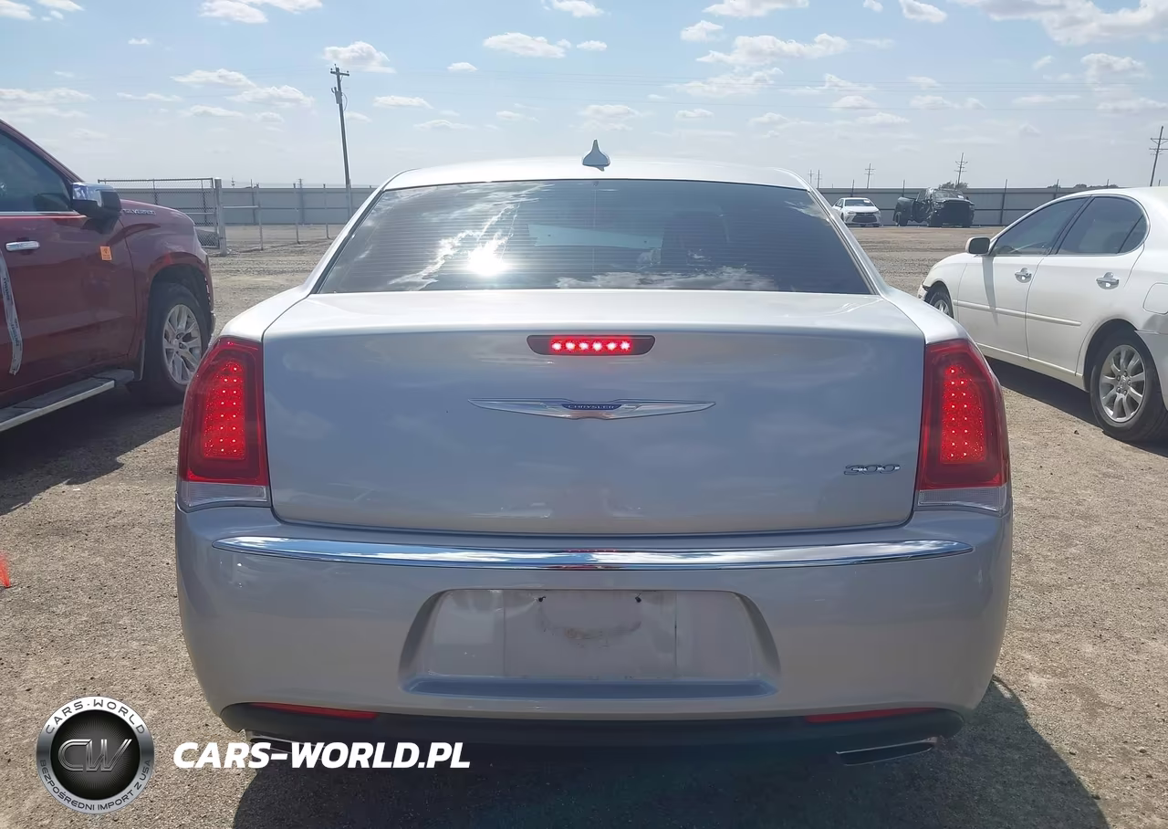 2020 Chrysler 300 Touring VIN:2C3CCAAG3LH189561 - 17