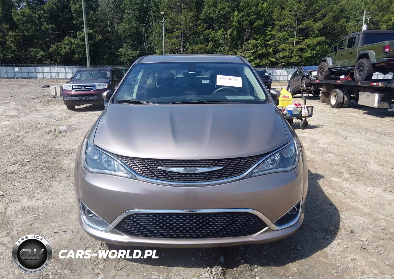 2017 Chrysler Pacifica Touring Plus VIN:2C4RC1BG0HR795969 - 11