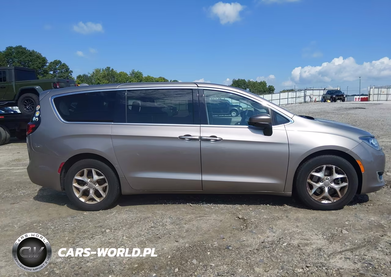 2017 Chrysler Pacifica Touring Plus VIN:2C4RC1BG0HR795969 - 12