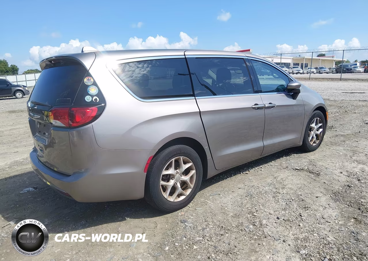 2017 Chrysler Pacifica Touring Plus VIN:2C4RC1BG0HR795969 - 4