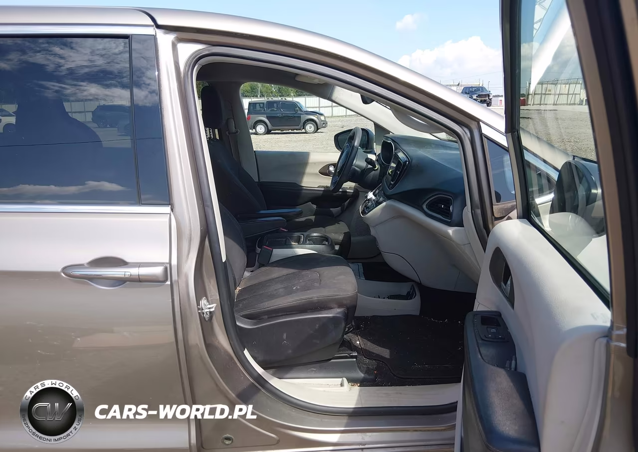 2017 Chrysler Pacifica Touring Plus VIN:2C4RC1BG0HR795969 - 5
