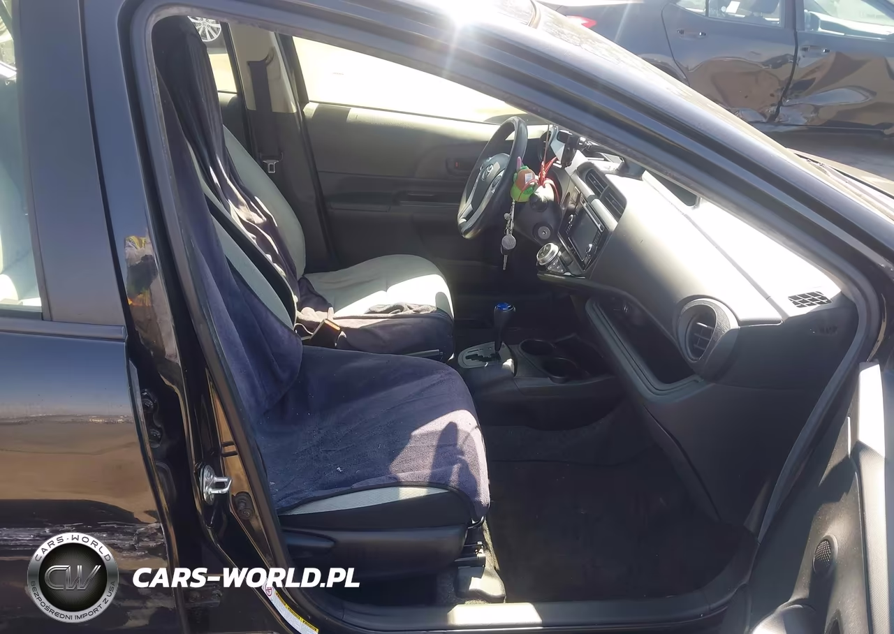 2016 Toyota Prius C One VIN:JTDKDTB35G1129927 - 5
