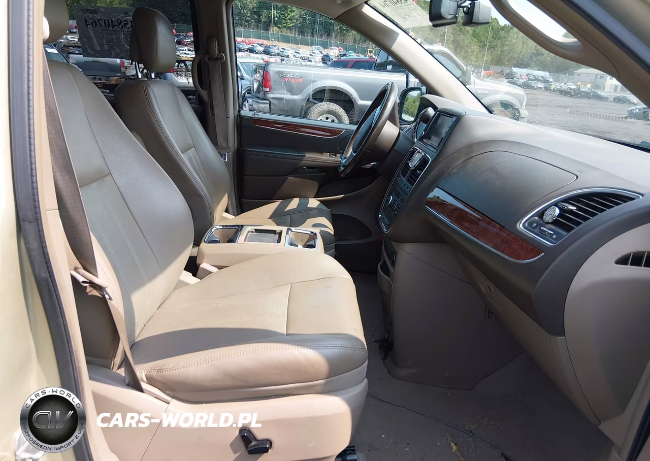 2011 Chrysler Town & Country Touring-L VIN:2A4RR8DG2BR704478 - 5