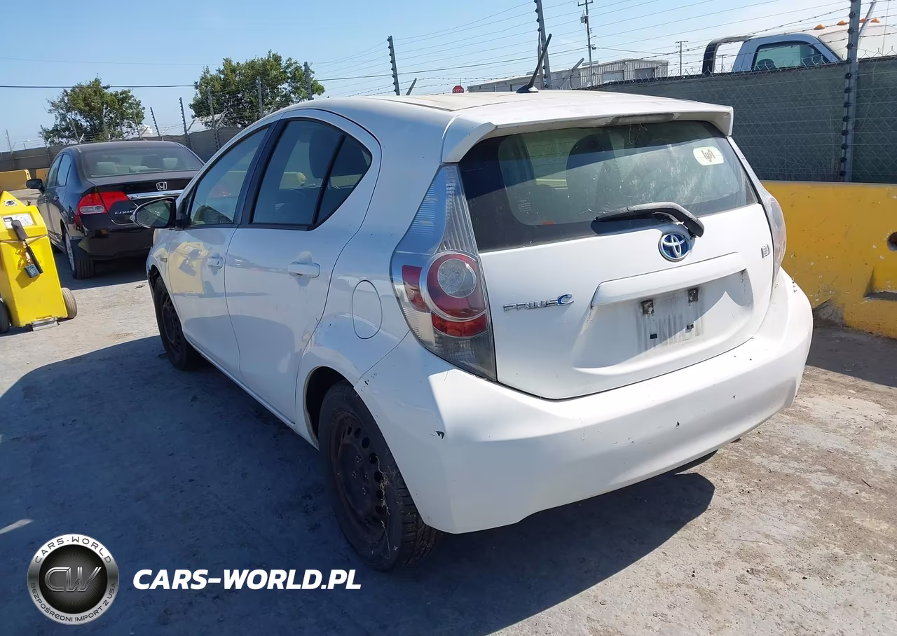 2013 Toyota Prius C Two VIN:JTDKDTB3XD1550151 - 3
