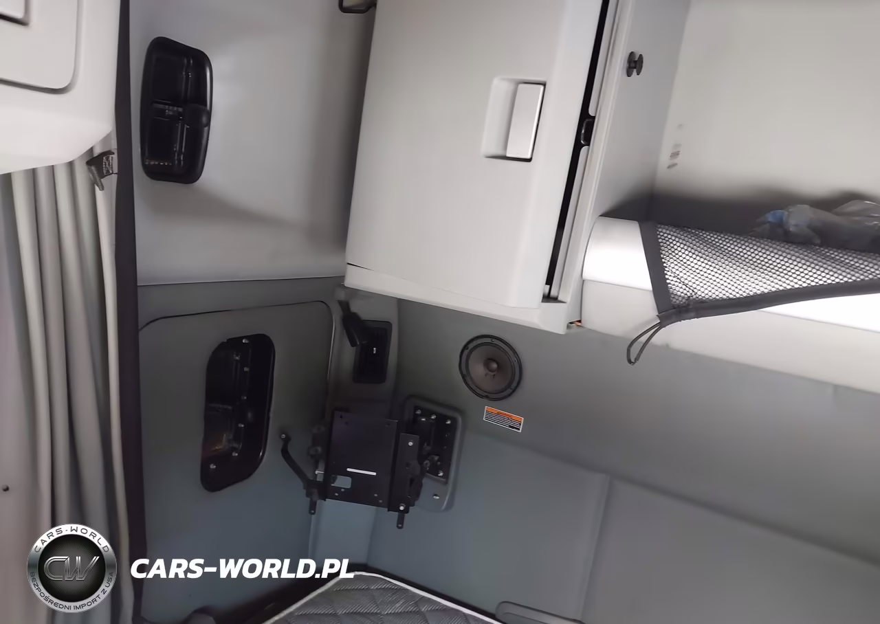 2018 Kenworth T680 VIN:1XKYDP8X7JJ195323 - 12