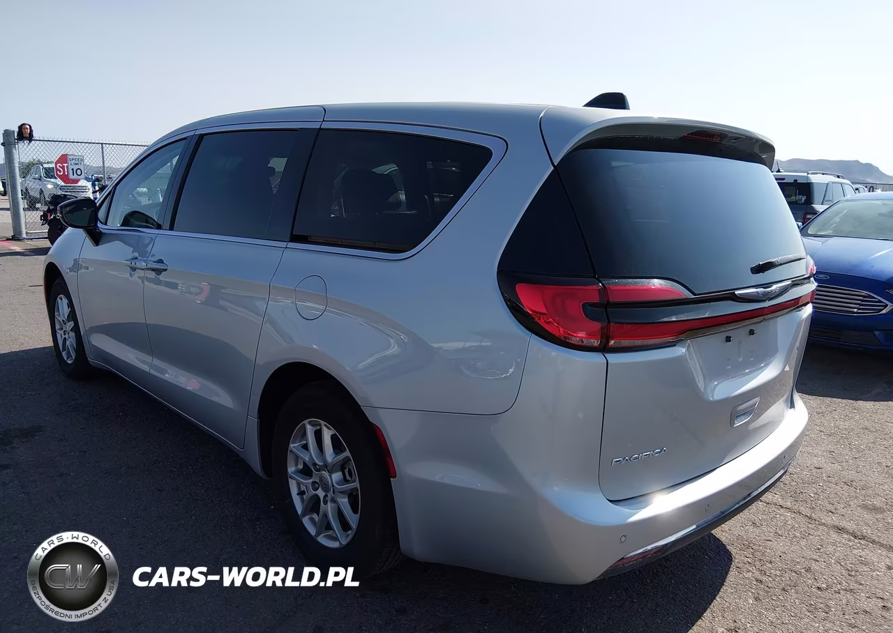 2024 Chrysler Pacifica Touring L VIN:2C4RC1BG1RR179716 - 3