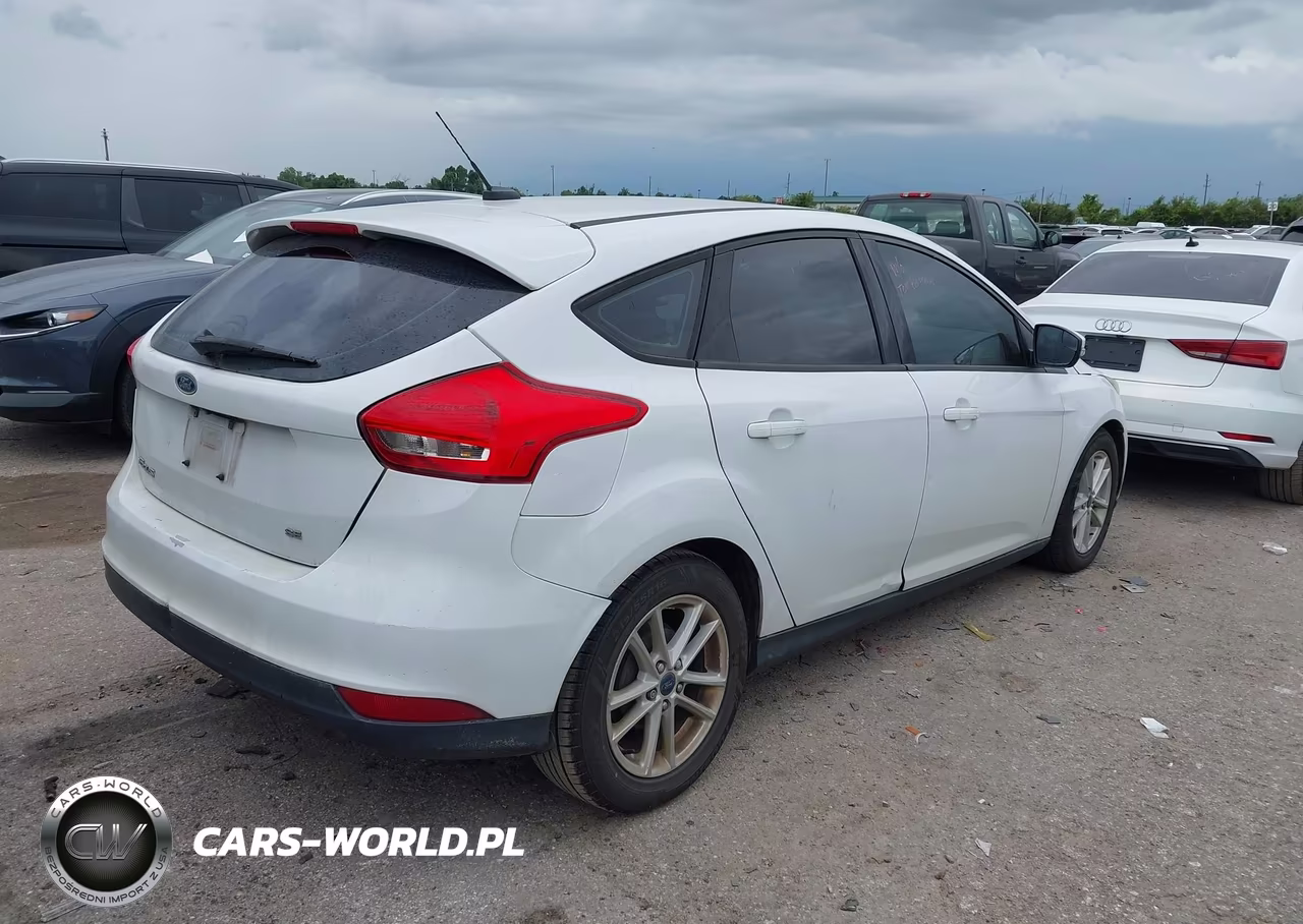 2017 Ford Focus Se VIN:1FADP3K22HL285748 - 4