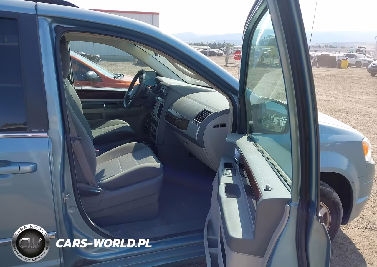 2010 Chrysler Town & Country Touring VIN:2A4RR5D18AR458206 - 5
