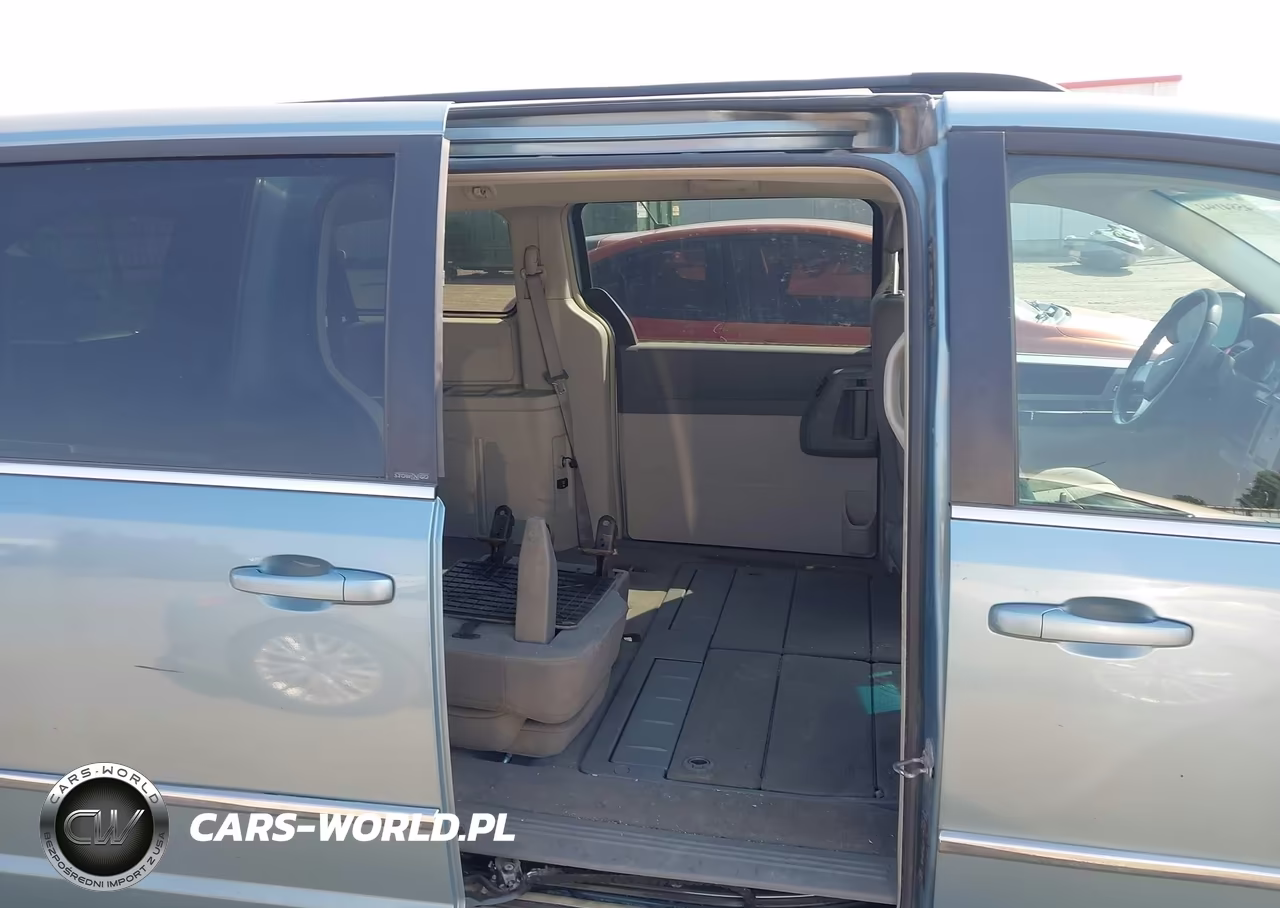 2010 Chrysler Town & Country Touring VIN:2A4RR5D18AR458206 - 8