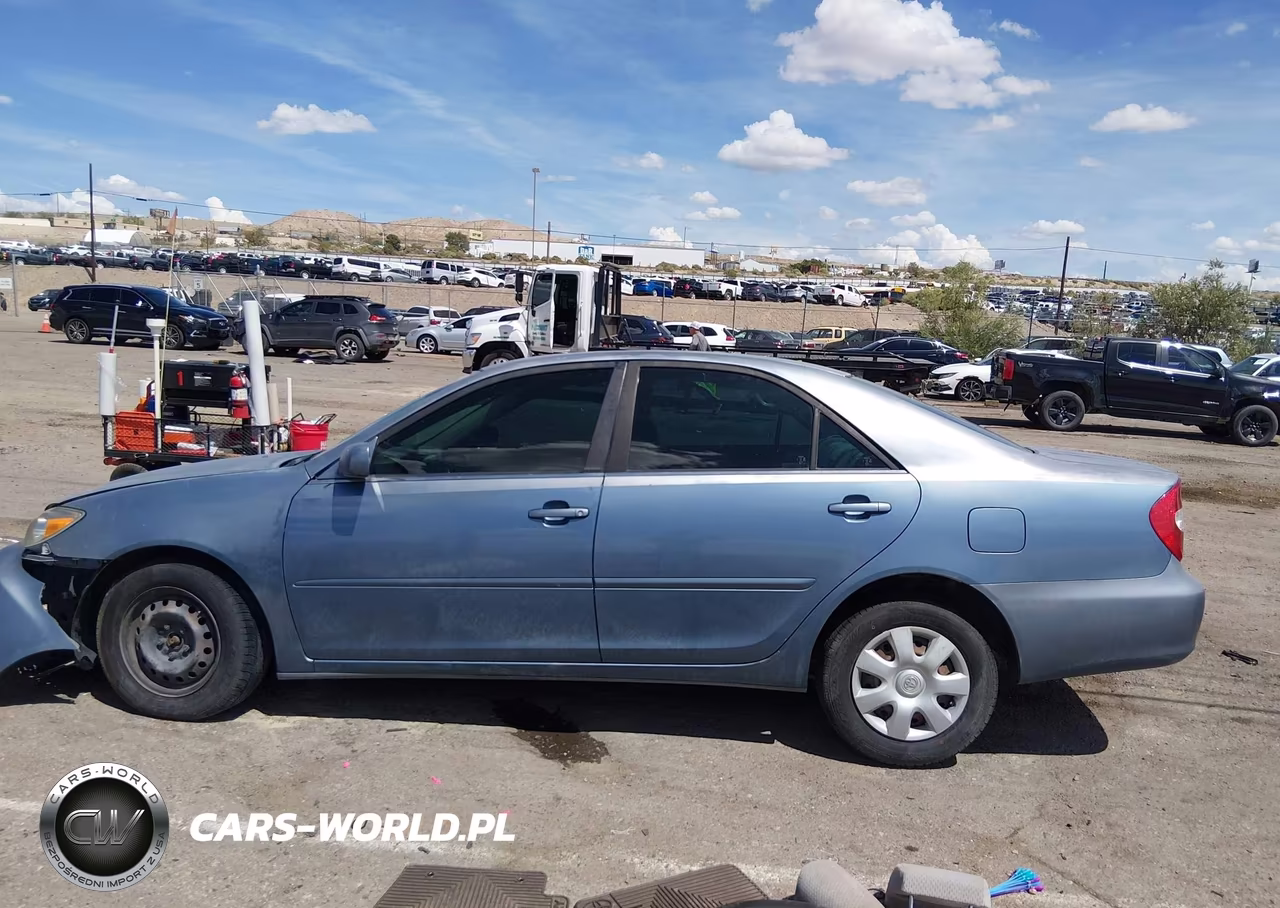 2002 Toyota Camry Le VIN:JTDBE32K120066439 - 13