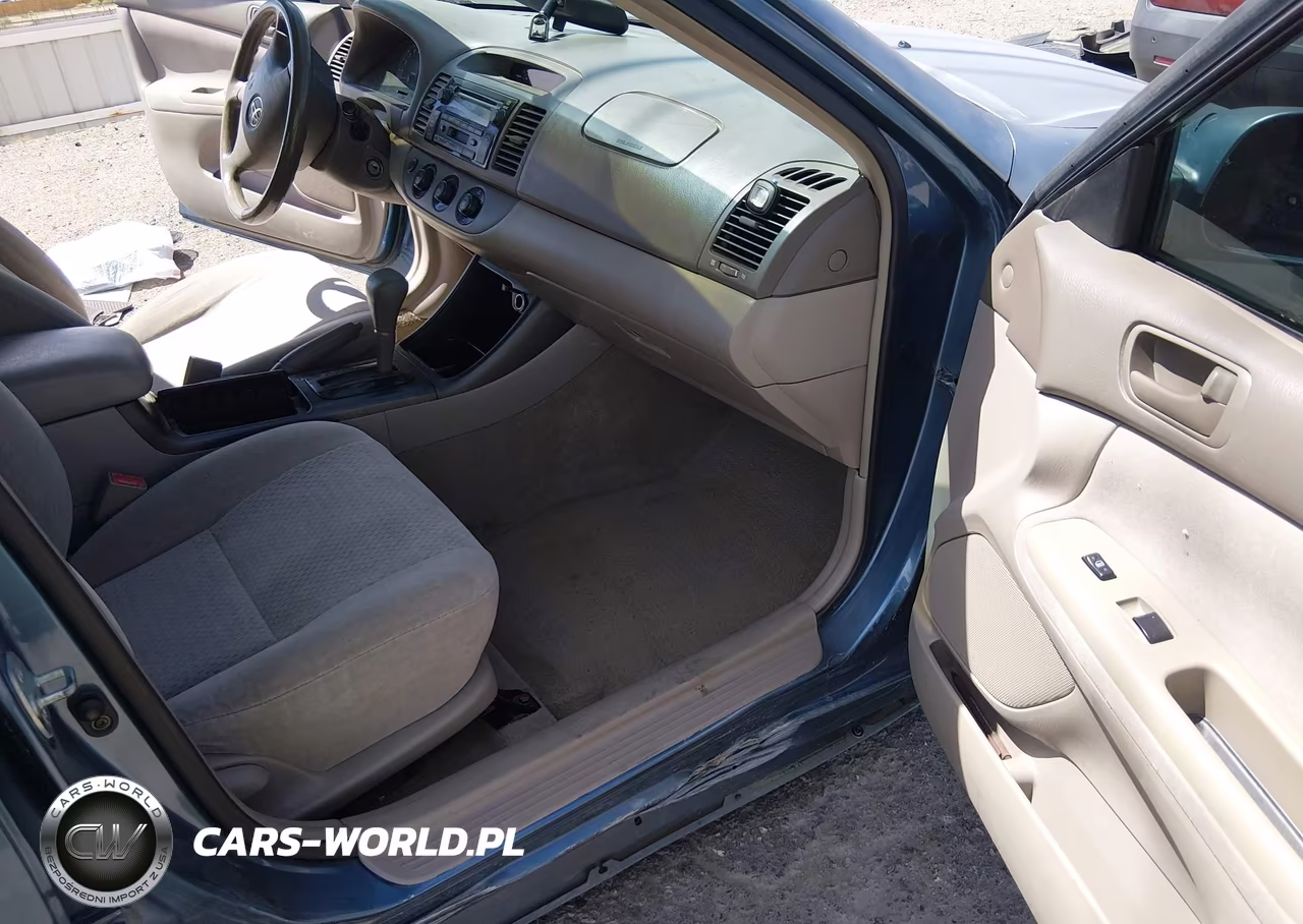2002 Toyota Camry Le VIN:JTDBE32K120066439 - 5