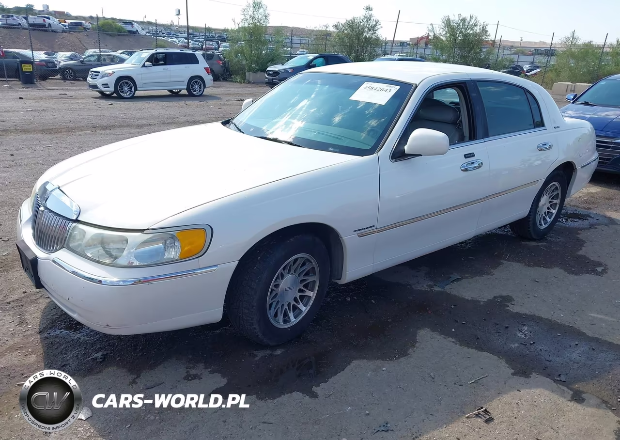 2002 Lincoln Town Car Signature VIN:1LNHM82W82Y637600 - 2