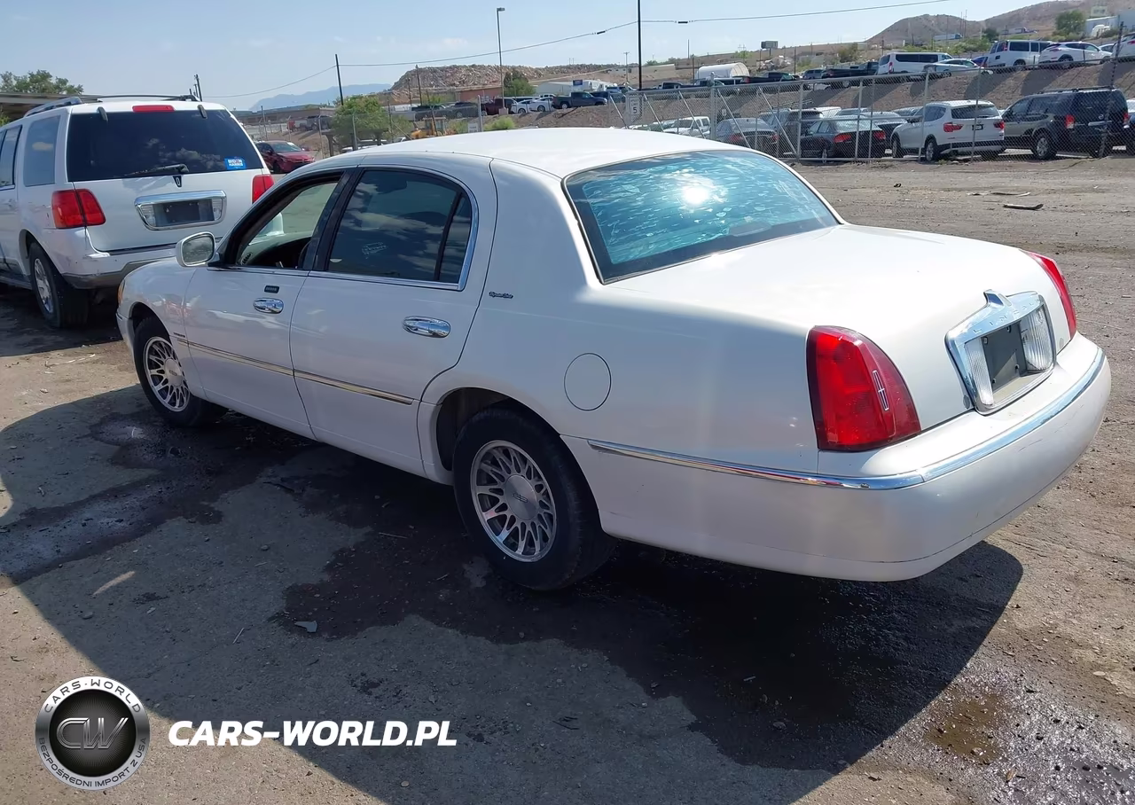 2002 Lincoln Town Car Signature VIN:1LNHM82W82Y637600 - 3