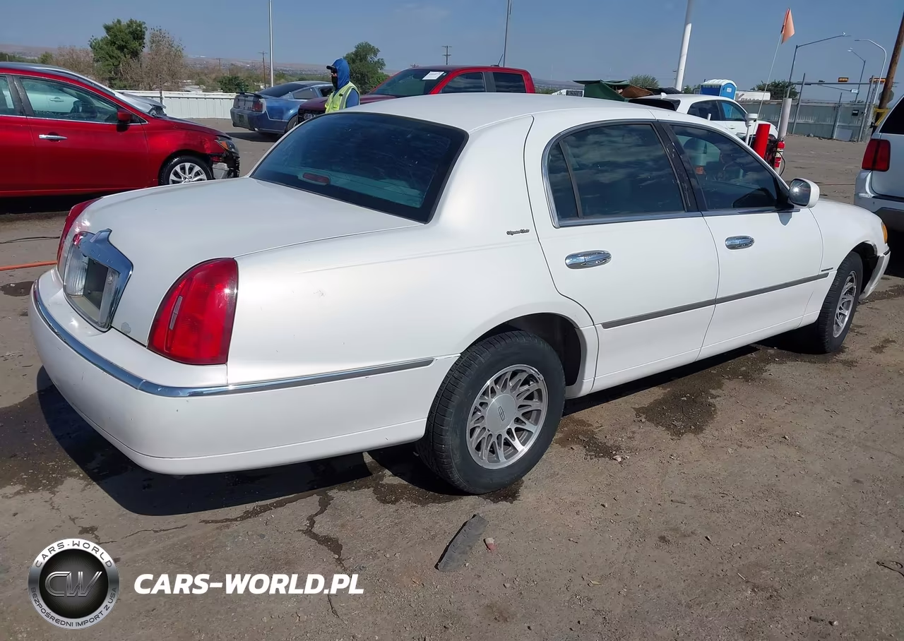2002 Lincoln Town Car Signature VIN:1LNHM82W82Y637600 - 4