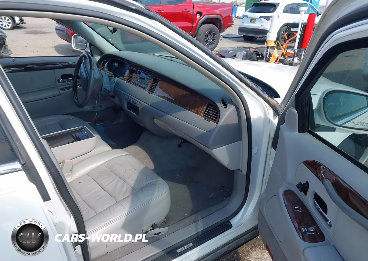 2002 Lincoln Town Car Signature VIN:1LNHM82W82Y637600 - 5