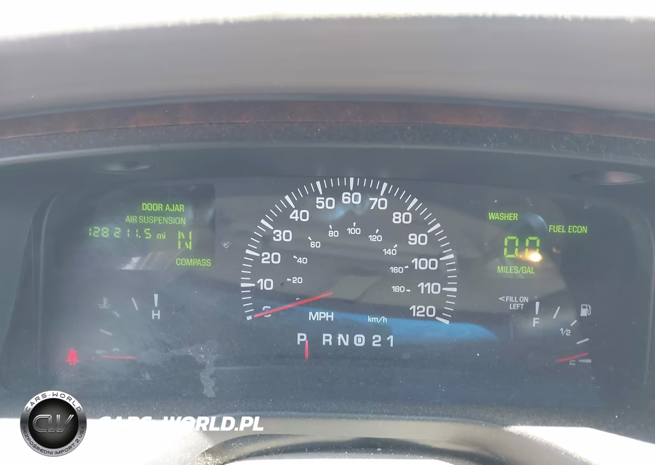 2002 Lincoln Town Car Signature VIN:1LNHM82W82Y637600 - 7