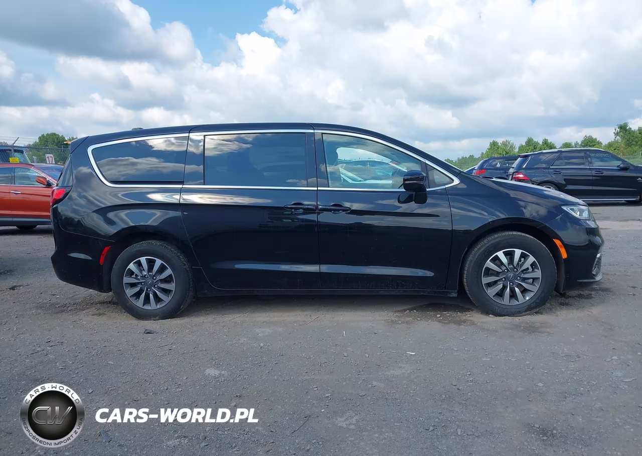 2024 Chrysler Pacifica Hybrid Select VIN:2C4RC1S78RR164453 - 13