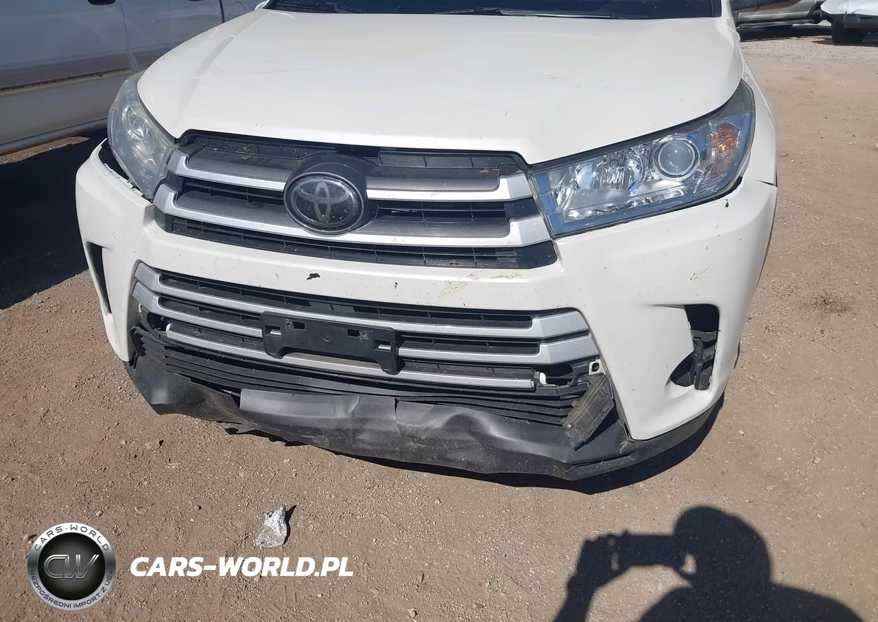 2018 Toyota Highlander Le Plus VIN:5TDZZRFH2JS265421 - 18