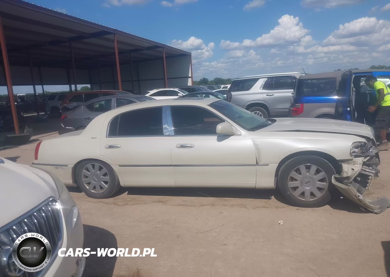 2007 Lincoln Town Car Designer Series VIN:1LNHM83V77Y601829 - 12