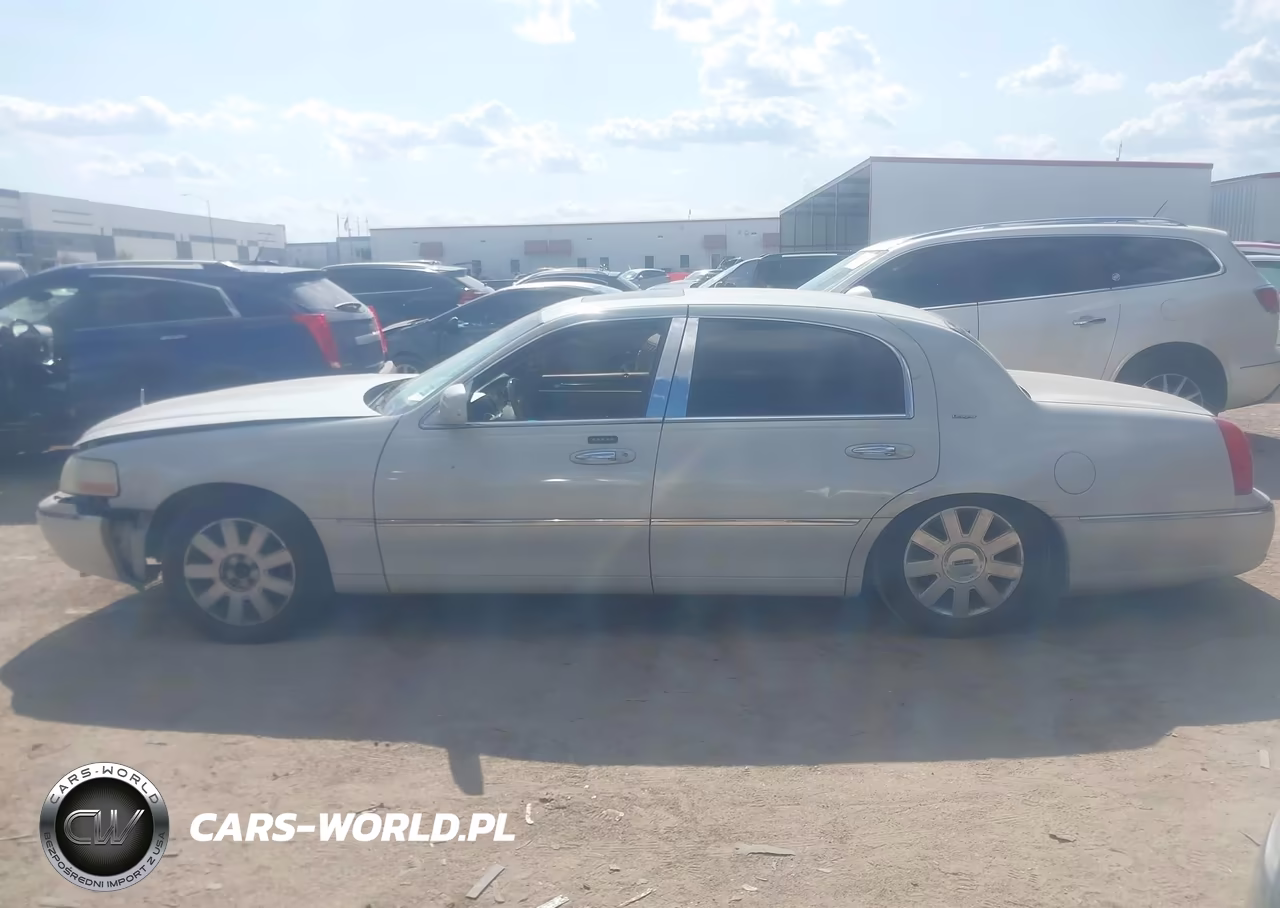 2007 Lincoln Town Car Designer Series VIN:1LNHM83V77Y601829 - 13
