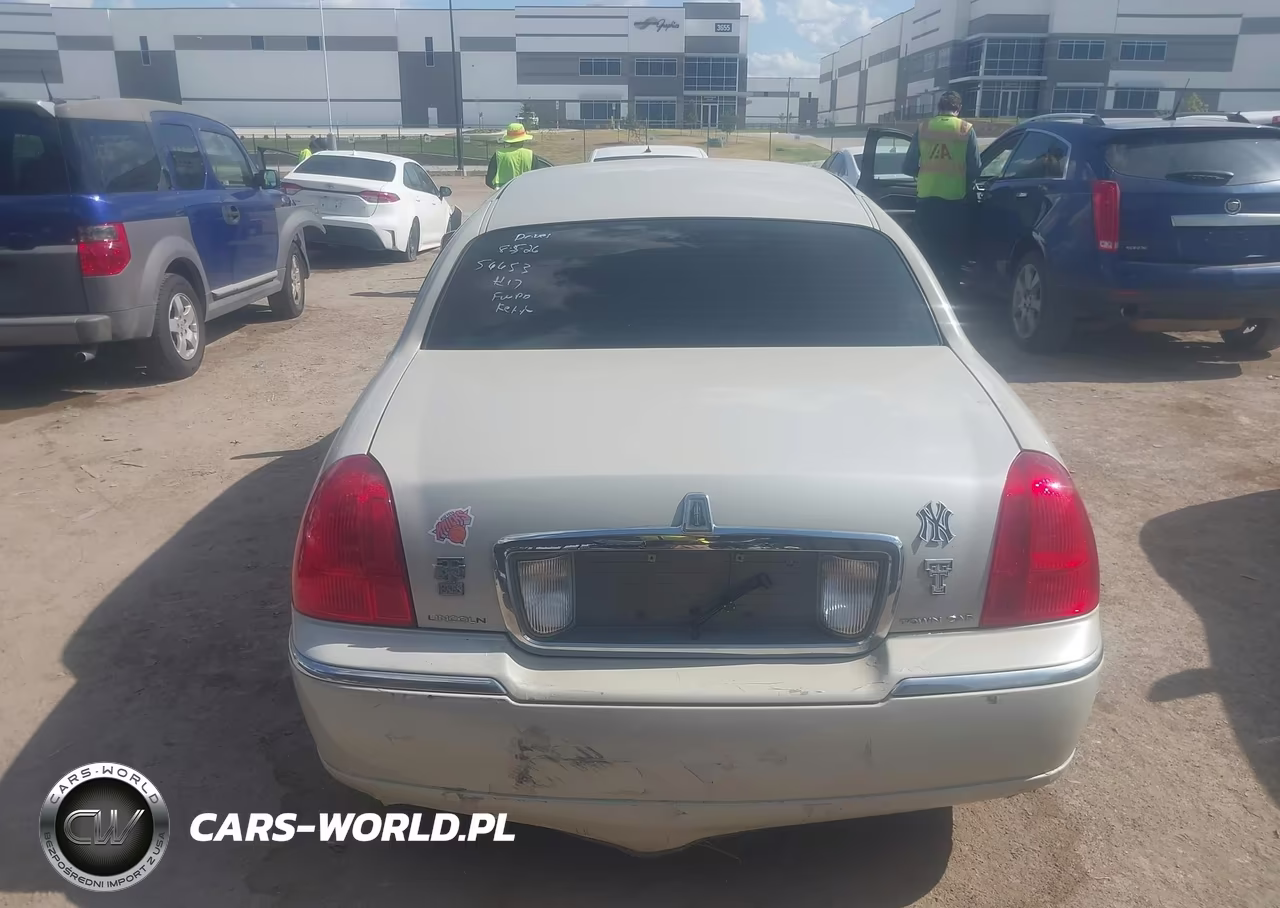 2007 Lincoln Town Car Designer Series VIN:1LNHM83V77Y601829 - 15