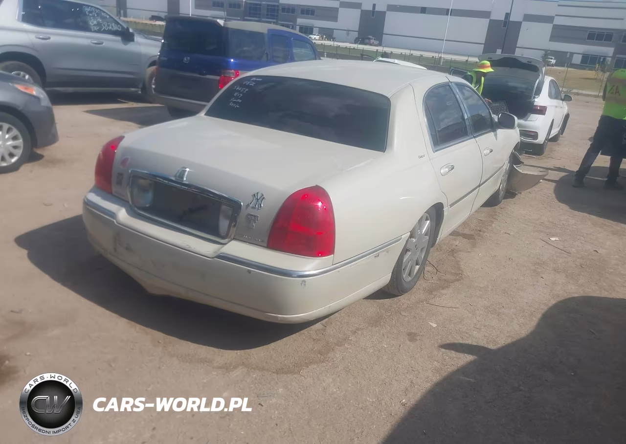 2007 Lincoln Town Car Designer Series VIN:1LNHM83V77Y601829 - 4