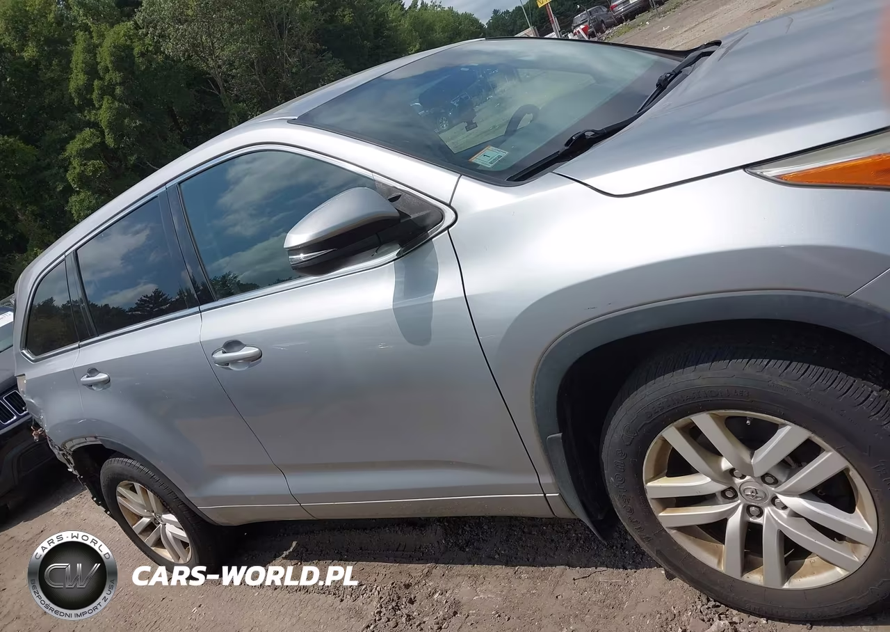 2015 Toyota Highlander Le V6 VIN:5TDBKRFHXFS195213 - 13