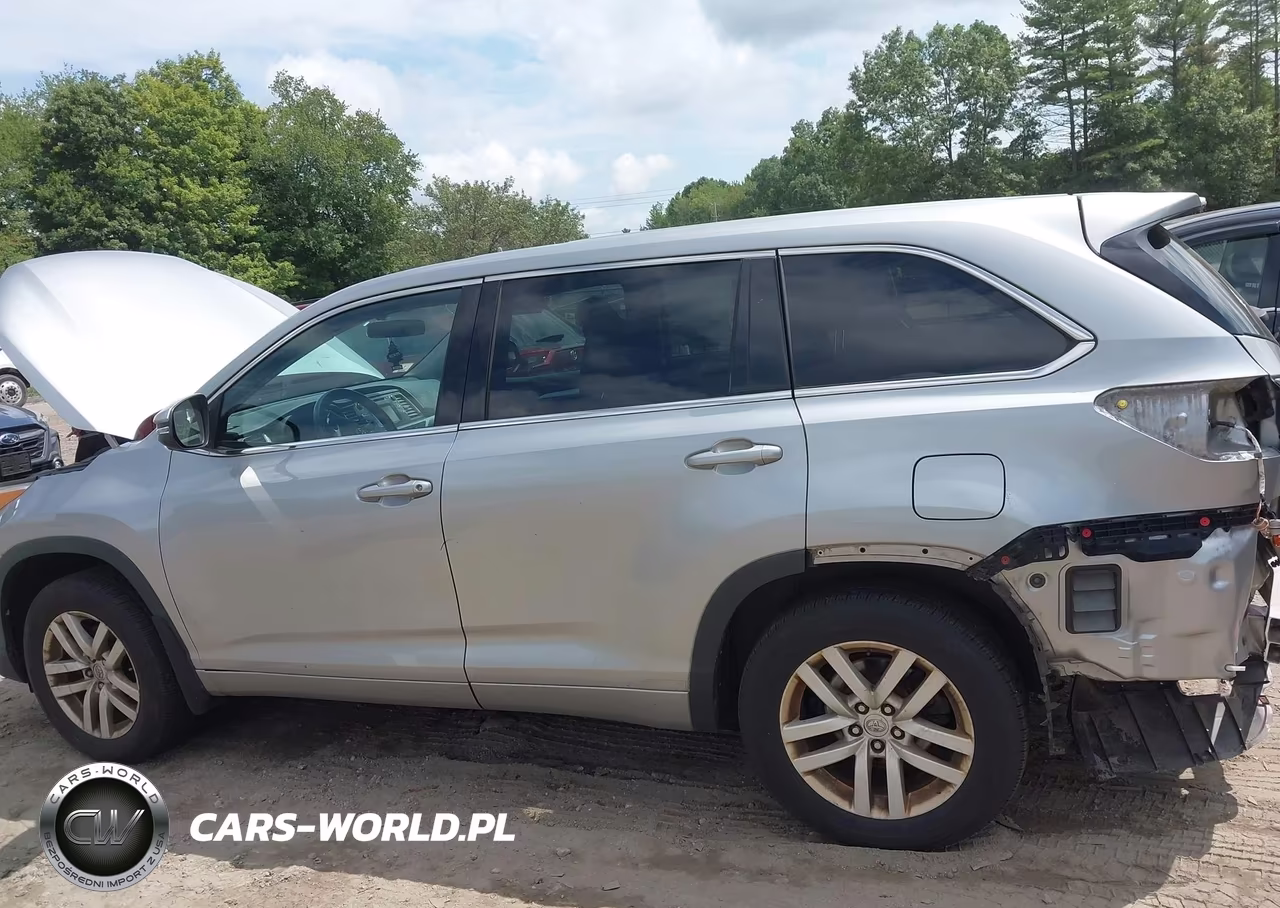 2015 Toyota Highlander Le V6 VIN:5TDBKRFHXFS195213 - 14