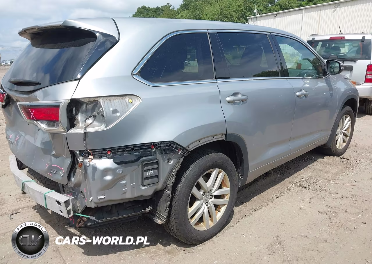 2015 Toyota Highlander Le V6 VIN:5TDBKRFHXFS195213 - 4