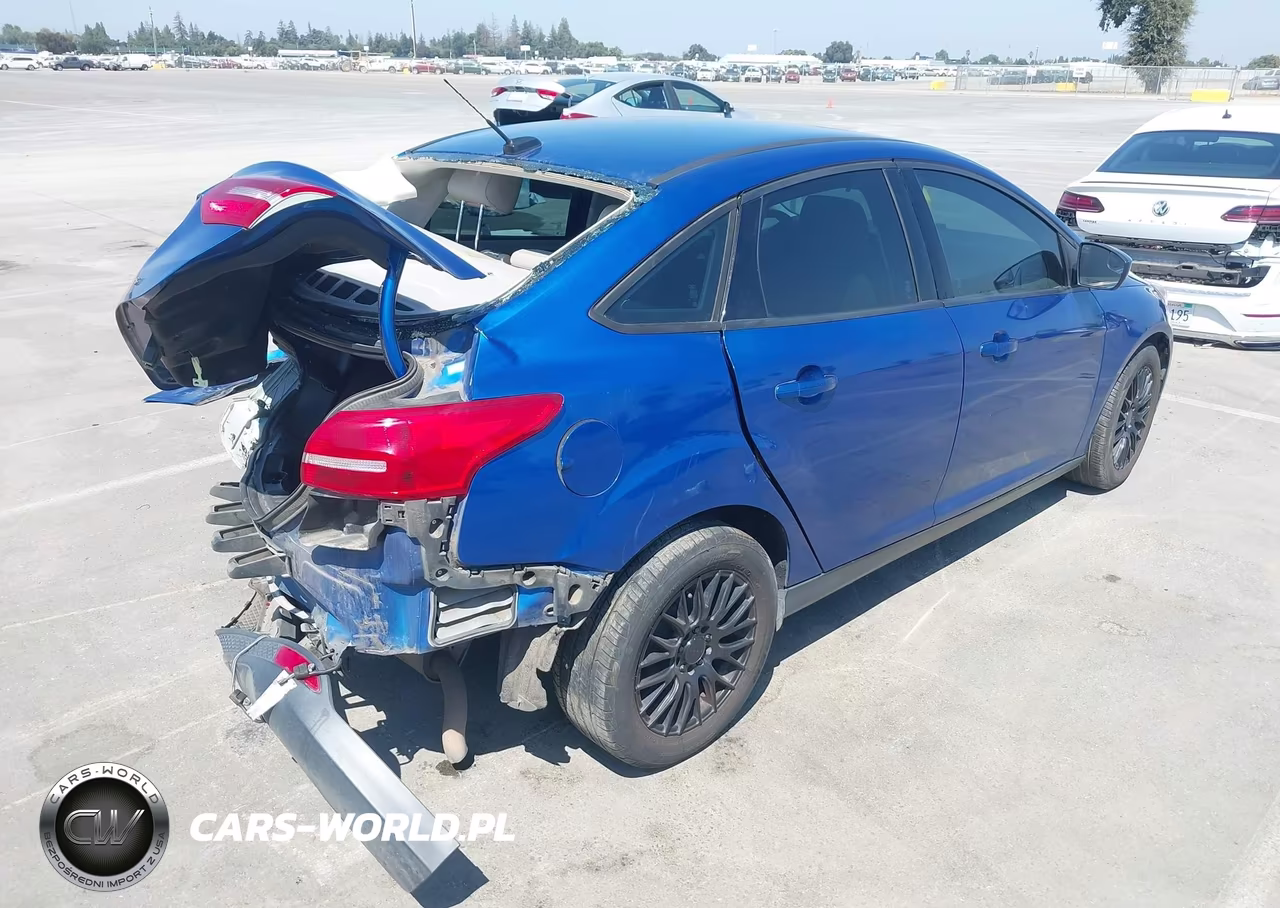 2018 Ford Focus Se VIN:1FADP3F25JL231876 - 4