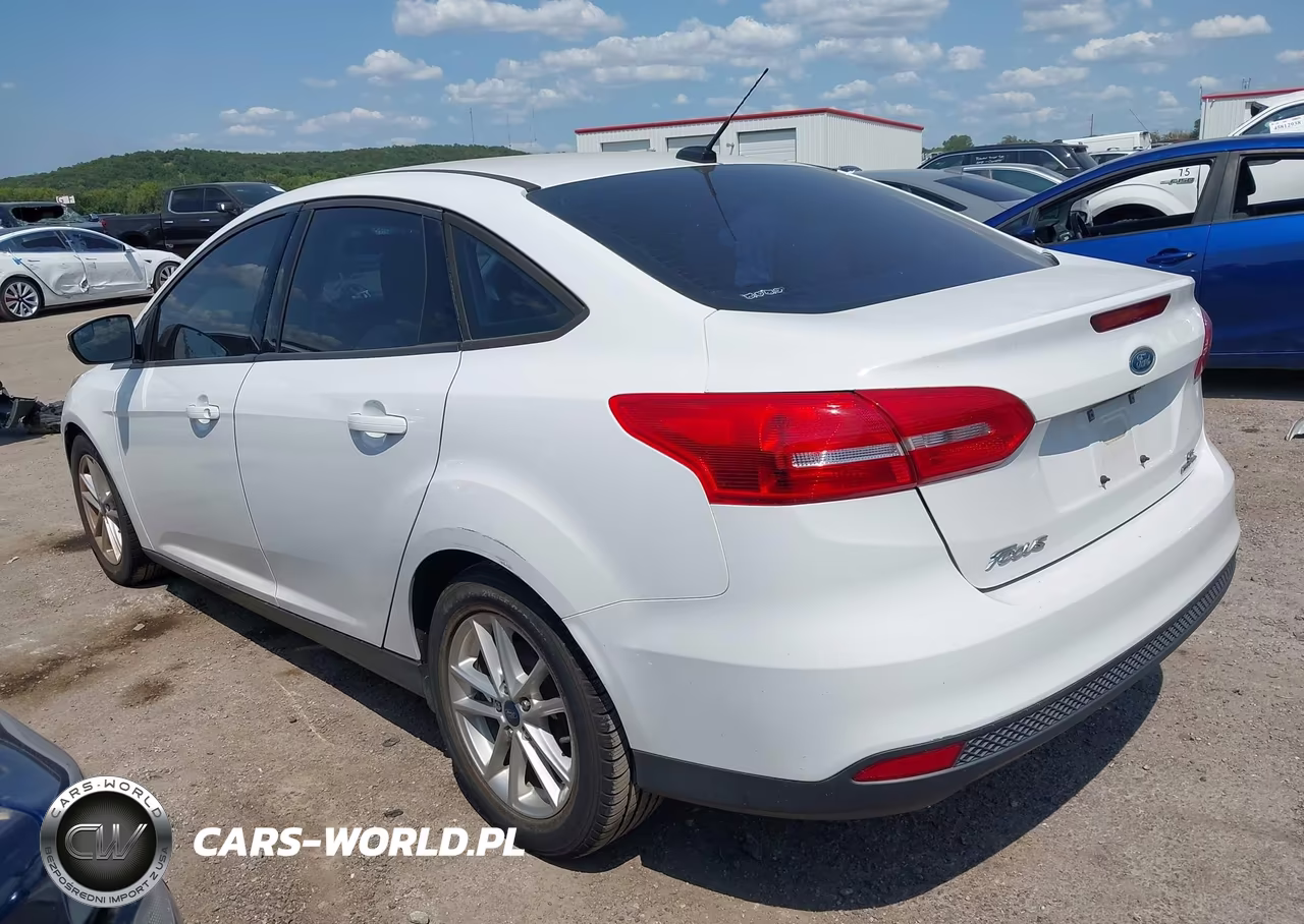 2016 Ford Focus Se VIN:1FADP3F24GL290927 - 3